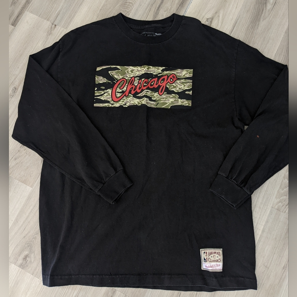Mitchell &‎ Ness Chicago Bulls Black Tiger Camo Long Sleeve Shirt XL